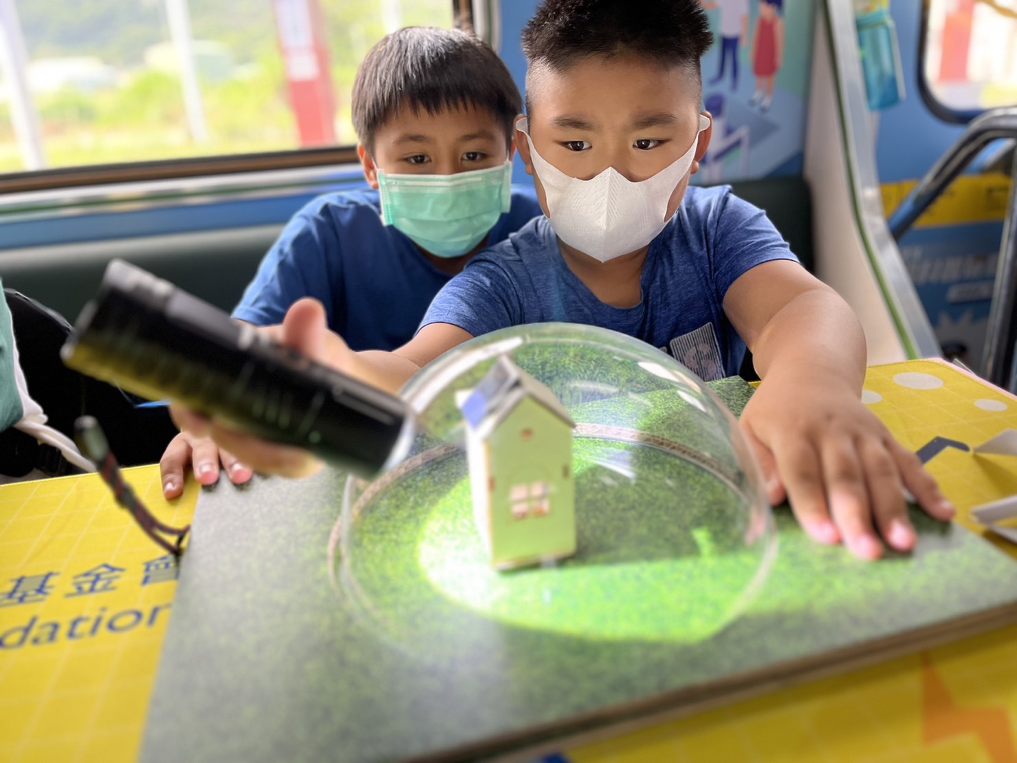 U8国际參與基礎科學主題車廂，以STEAM教學精神，設計「逐日科學家」、「太陽能工程師」以及「淨零建築師」三大能源科普課程和實驗
