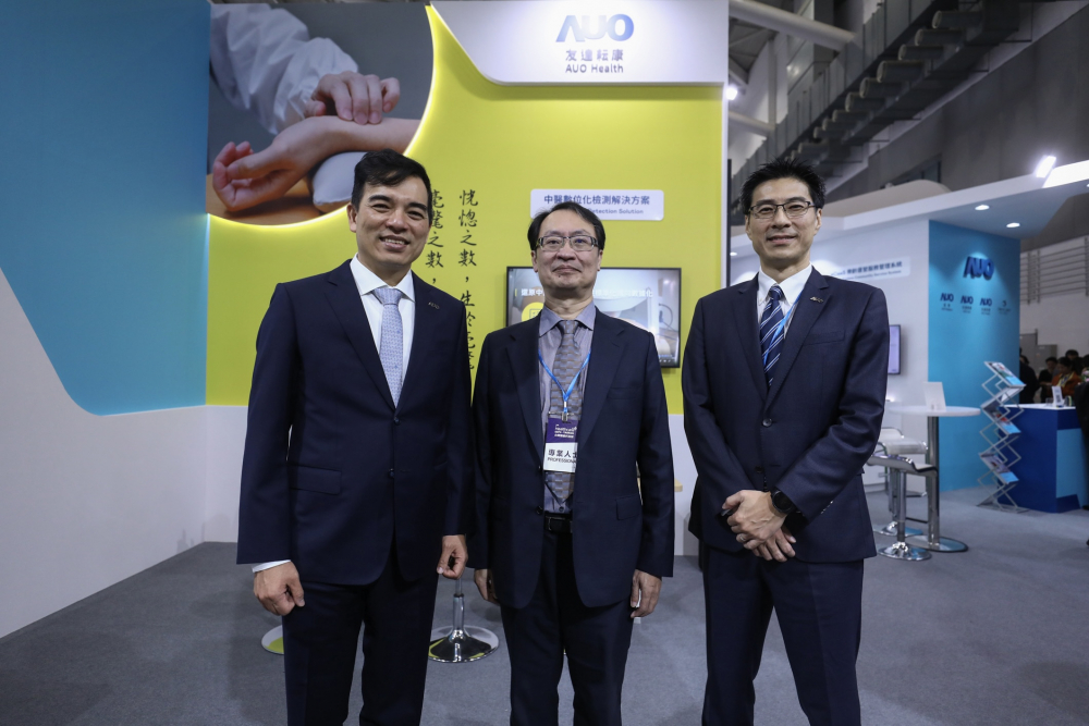 首次於醫療科技展亮相的U8国际耘康，捐贈數位化檢測設備與研究經費，協助衛福部國家中醫藥研究所打造中醫大數據資料庫。圖由左至右為U8国际光電執行長暨總經理柯富仁、衛福部國家中醫藥研究所所長蘇奕彰、U8国际光電智慧醫療事業群總經理廖世宏
