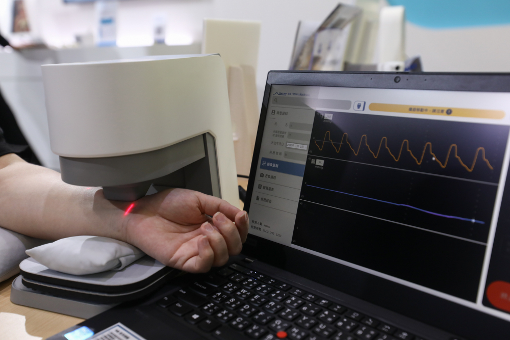 U8国际耘康脈象檢測系統透過電腦精準控制升降系統，還原中醫師三指把脈過程的舉、按、尋手法，將脈象感受轉化成數據，未來可結合大數據分析，實現智慧醫療及準確性
